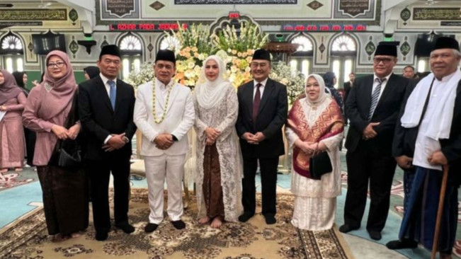 Tamu undangan menghadiri pernikahan Romo Syafii dan Maya Suhasni Siregar. [Istimewa]